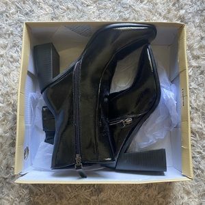 NEW IN BOX: Black Kia Boots
